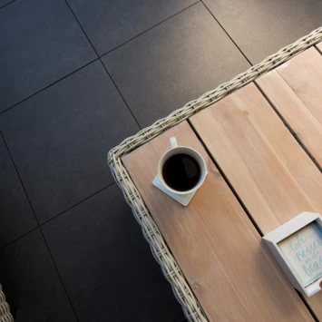 Keramische Terrastegel Kerastrada Betonlook Antraciet 60x60x2 Cm - 2 Tegels / 0,72 M2 - Afbeelding 5